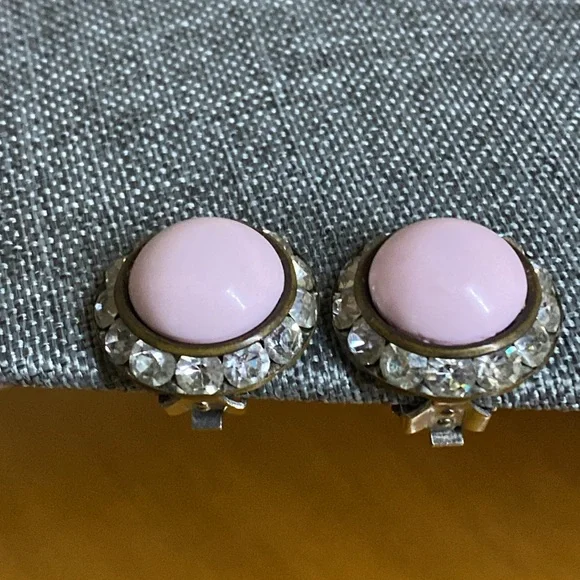 Vintage Elegant Pink Clip-on Earrings - Picture 2 of 3